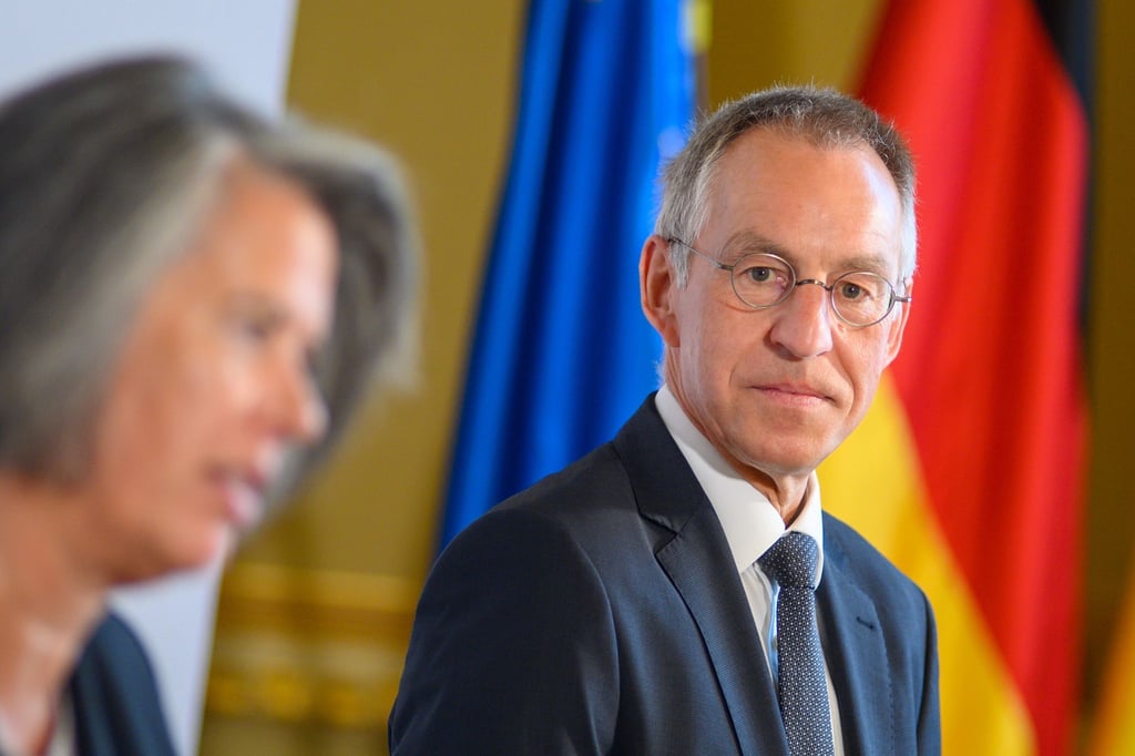 Der Leiter des Verfassungsschutzes in Sachsen-Anhalt, Jochen Hollmann, und Innenministerin Tamara Zieschang (CDU) haben den neuen Verfassungsschutzbericht vorgestellt. (Archivbild)