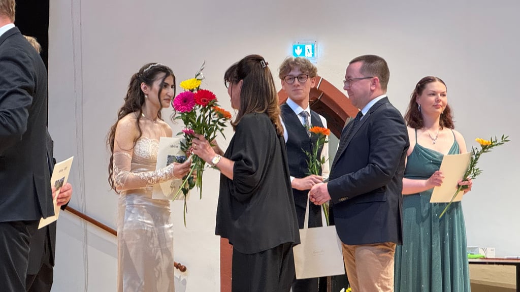 Sandra Shaba (links) schließt die Schule mit einem Abiturdurchschnitt von 1,5 als Jahrgangbeste des Südstadt Gymnasiums ab.