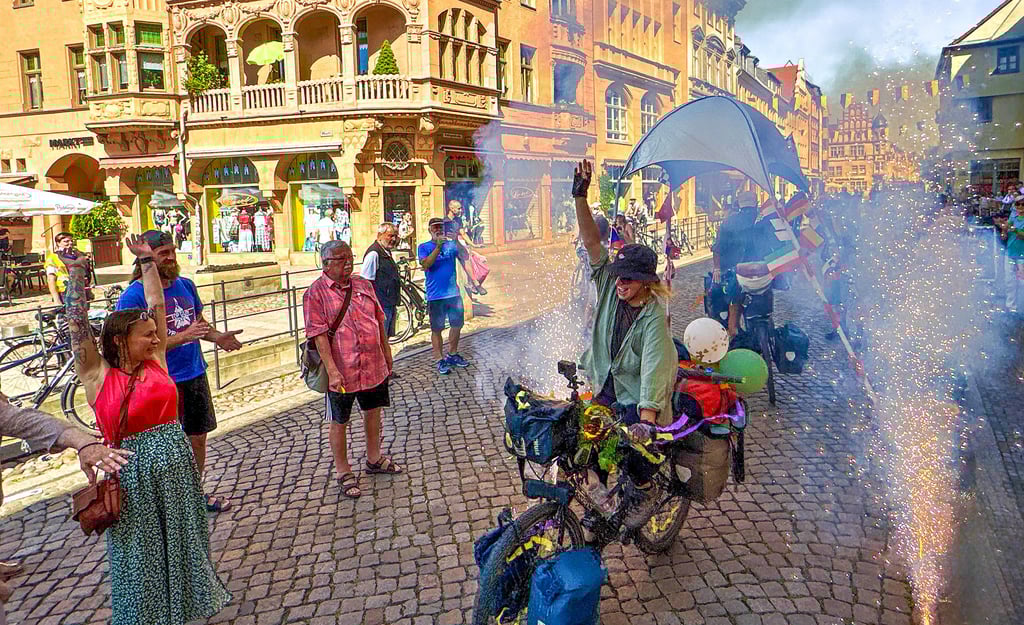 Mit Jubel, Konfetti und bengalischem Feuer werden Anne Pannier und Ersin Uyanik am Sonnabend auf dem Wittenberger Marktplatz empfangen.