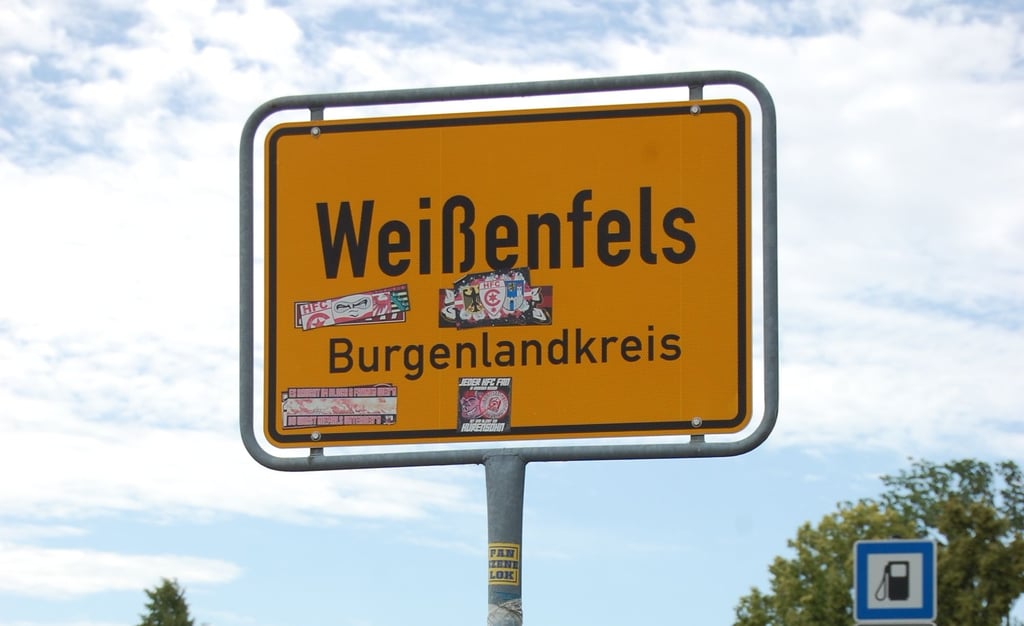 Nahezu an jedem Ortseingangsschild prangen Aufkleber, meist mit Fußballbezug.