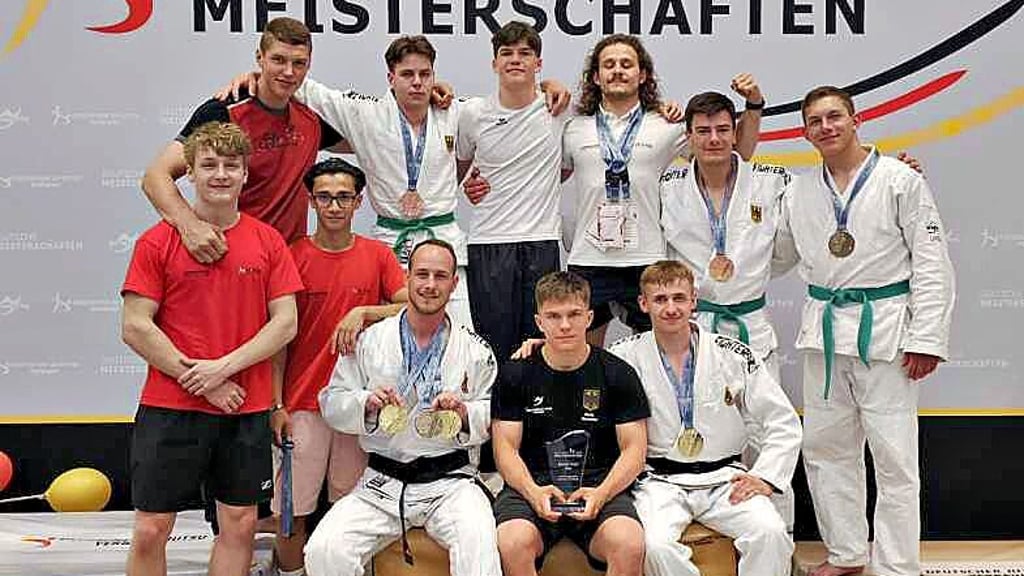 Das Zeitzer Team: vorn v.l.: Kevin Zoch, Mads Wernicke, Tobias Schiller, dahinter v.l.: Christoph Plum, Alexander Zwietz, Saley Mosavi, Marc Hofmann, Theo Wernicke, Jaschar Salmanow (Landestrainer), Jonas Kehr und Mario Steinhauer.