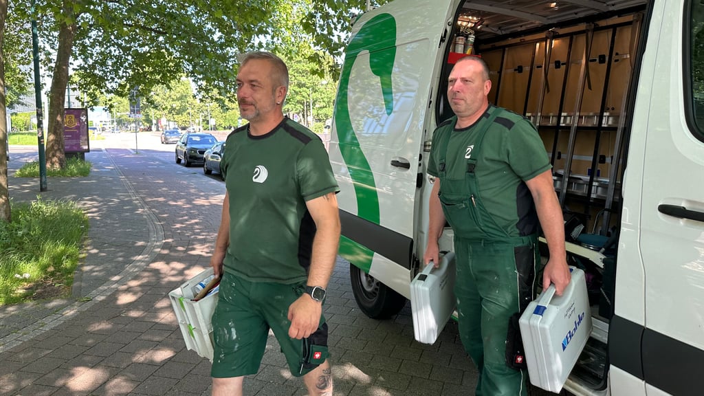 Handwerker im Einsatz: René Thorhauer (links) und René Buchmann, Monteure der Glaserei Schwan, parken am Universitätsplatz auf dem breiten Gehweg, weil es keine freien Parkplätze gibt.