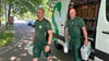 Handwerker im Einsatz:  René Thorhauer (links) und René Buchmann, Monteure der Glaserei Schwan, parken am Universitätsplatz auf dem breiten Gehweg, weil es keine freien Parkplätze gibt.
