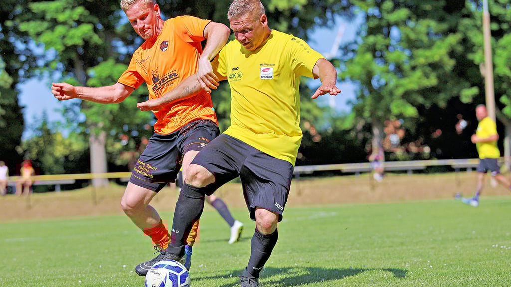 Benefizspiel in Drohndorf: Tony Adam von „Schulle & Friends“ im Zweikampf mit FSV-Spieler Michel Hauke.