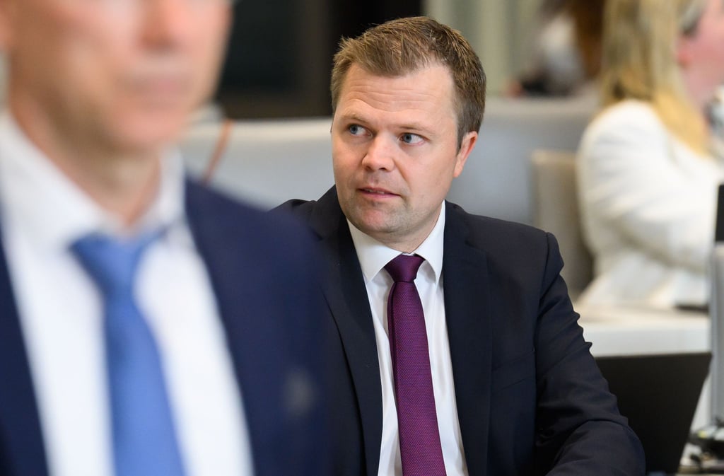 CDU-Politiker Fühner kritisiert die Landesregierung für ihren Kurs bei der Handynutzung an Schulen.