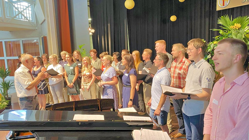 Udo Sommer dirigiert den Chor der Ehemaligen. Sie beweisen, dass ihnen das gemeinsame Singen im Gymnasium noch immer Spaß macht.