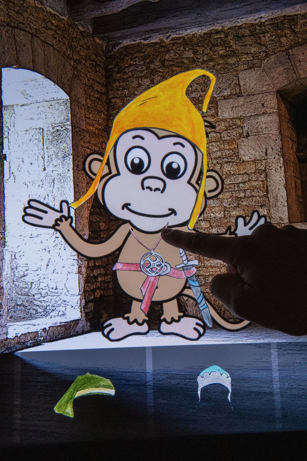 Äffchen Kuno, Maskottchen der Neuenburg, begleitet kleine wie große Besucher durch die neue Sonderausstellung "alltagsschick & sonntagsfein" im Bergfried "Dicker Wilhelm".