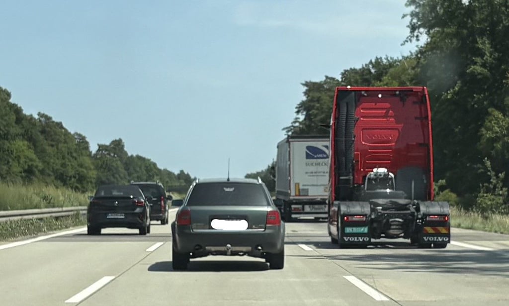 Auf der Autobahn 2 ist der Polizei kurz vor der Anschlussstelle Burg-Zentrum ein Fahrer ins Netz gegangen, der unter Drogen und mit gestohlenen Sachen unterwegs gewesen ist.