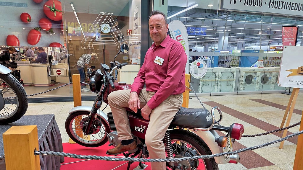Andreas Haensch auf seiner MZ ETZ 250 im Neustadt Centrum in Halle. Noch bis Ende Juni hat er DDR-Kult-Motorräder und Mopeds ausgestellt.