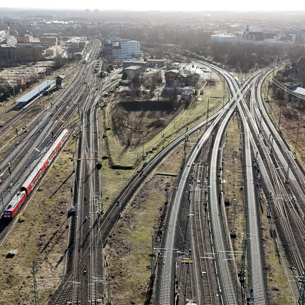 In der kommenden Woche kommt es wegen Modernisierungsmaßnahmen am Bahnknoten Magdeburg zu Einschränkungen auch für den Fernverkehr.