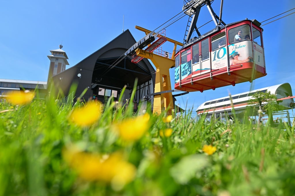 Beliebtes Ausflugsziel auch im Sommer: Die historische Schwebebahn am Fichtelberg.