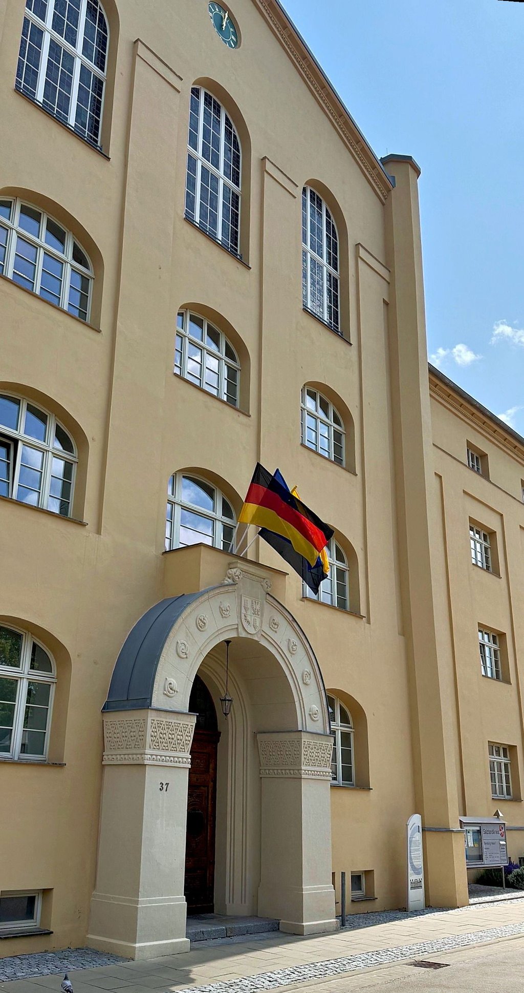 Der Salzlandkreis zeigt Flagge an seinen Dienstgebäuden. Auch in Bernburg am Karlsplatz.