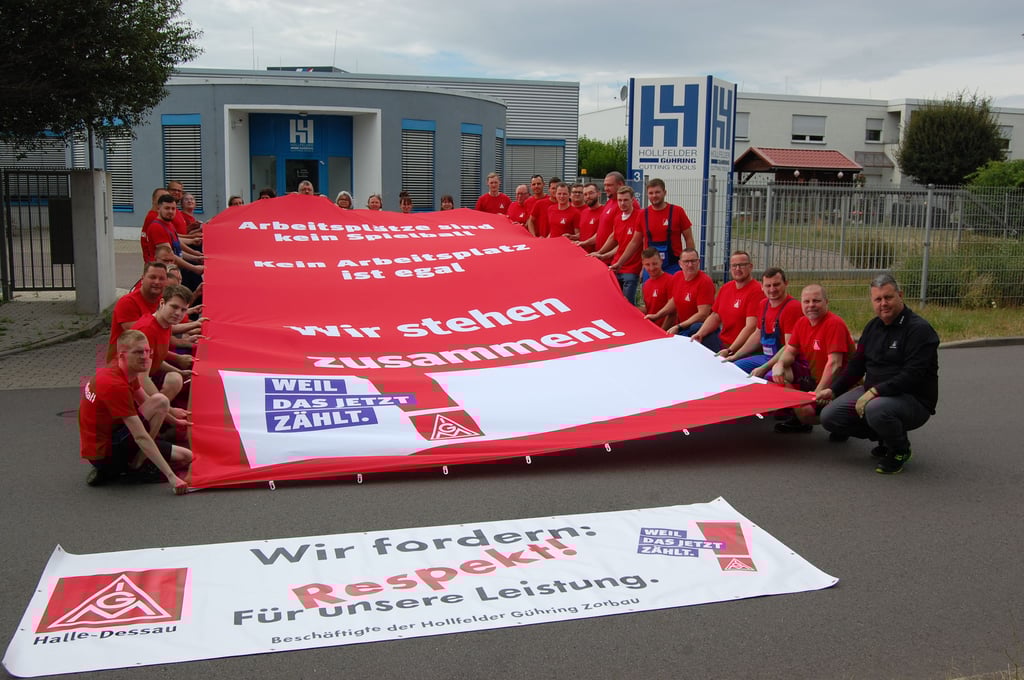 Mit Bannern hat die Belegschaft von Hollfelder-Gühring in Zorbau ihrer Forderung nach einem Tarifvertrag Nachdruck verliehen.