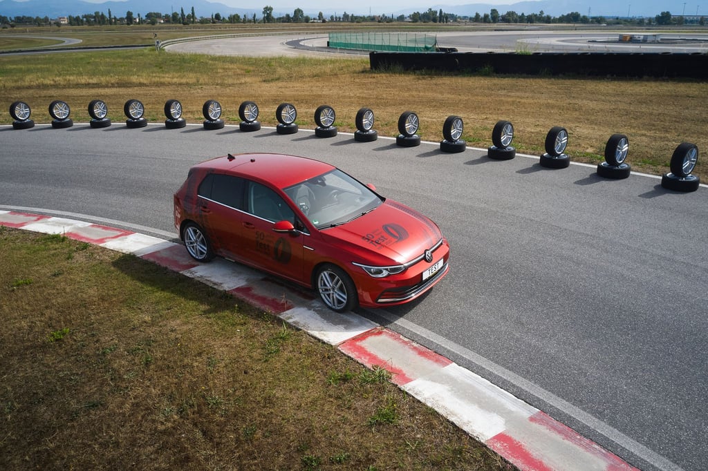 ADAC-Test: Nur die Hälfe der 16 geprüften Ganzjahresreifen sind empfehlenswert.
