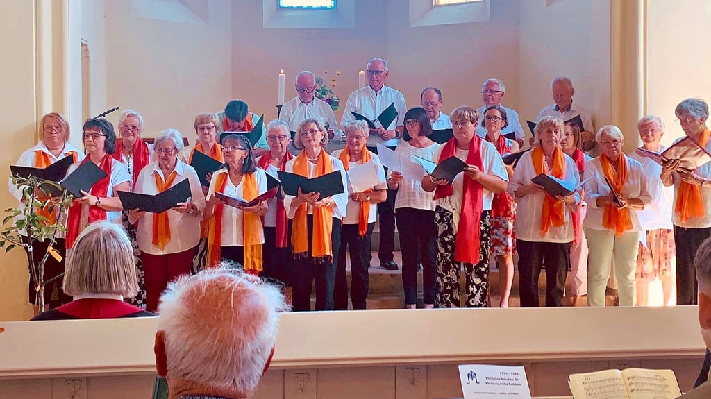 Der Gottesdienst zum Kirchengeburtstag wurde musikalisch mitgestaltet durch die Ökumenische Kantorei unter der Leitung von Florian Zschucke.