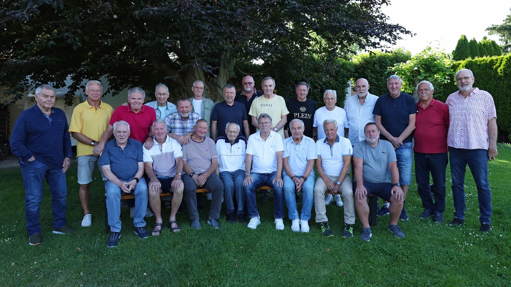 SCM-Urgesteine unter sich (hinten von links): Lothar Noack, Hartmut Roscher, Manfred Hoppe, Physiotherapeut „Ratze“ Brose, Ernst Gerlach, Thomas Gethe, Hartmut Krüger, Peter Pysall, Günter Dreibrodt, Wieland Schmidt, Helmut Engelmann, Gerd Uecker, Harry Jahns, Jürgen Rohde, Michael Gottschalk. Vorne von links: Klaus Linnecke, Hartmut Schipp, Jürgen Schöneberg, Werner Wagener, Gert Stridde, Rüdiger Süßmilch, Heinz Krüger, Peter Miesner – Sohn von Trainerlegende Klaus Miesner.