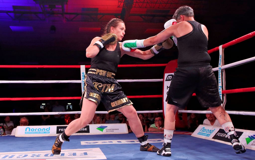 Kim Wendler (l., PSV 90 Dessau) gewinnt den Boxkampf gegen Sabine Hempel aus Leipzig und ist neue Semipro-Europameisterin der WBU.