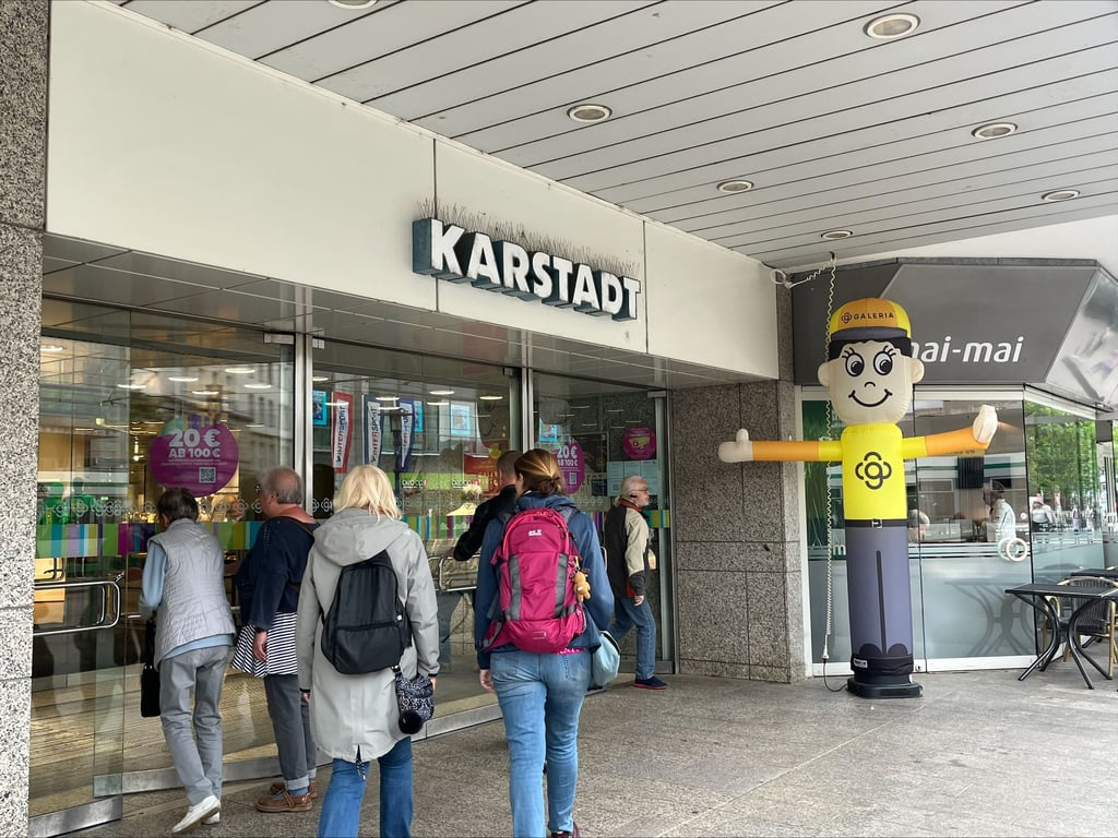 Das Hauptportal Richtung Breiter Weg mit Anschluss an die Straßenbahnhaltestelle bleibt weiterhin für Besucher geöffnet.
