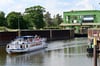 Das Ausflugsschiff "Stadt Magdeburg" bei seiner Ausfahrt aus dem historischen Schiffshebewerk Rothensee.
