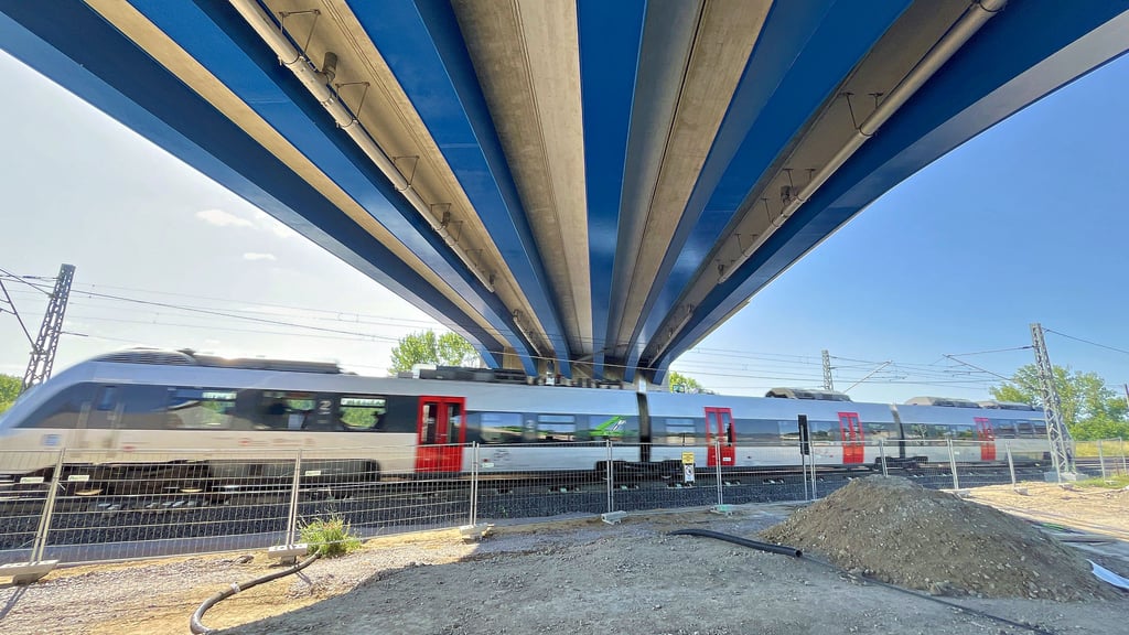 Blick unter das montierte Brückenbauwerk. Der Zugverkehr rollt weiterhin ungestört unterhalb der Baustelle.