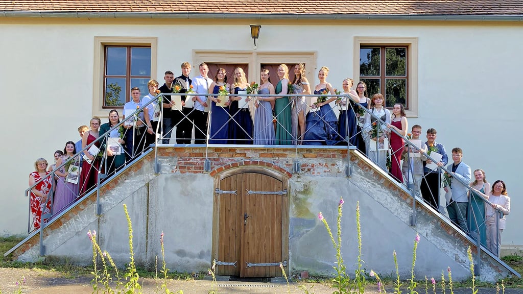 Die Absolventen der Sekundarschule Parey freuen sich mit ihren Klassenlehrerinnen Daniela Meinecke (r.) und Kerstin Härtel (l.), die eine Klasse von Nadine Herz übernommen hatte.