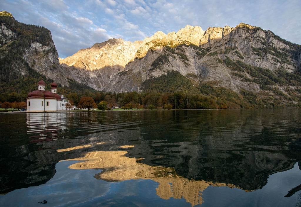Die Kapelle St. Bartholomä am Königssee vor dem Watzmann. (Archivbild)