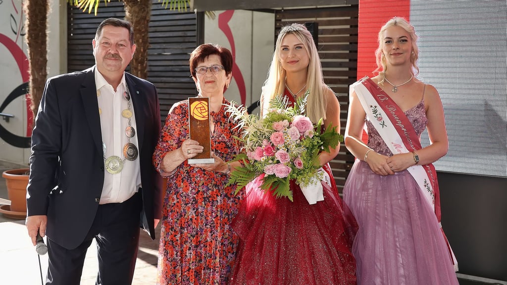 Amri Gebser mit der "Goldenen Rose". Der neugestaltete Preis ist eine Miniatur-Ausgabe der Stele, die seit einiger Zeit auf dem neuen Kreisel an der Erfurter Straße steht.