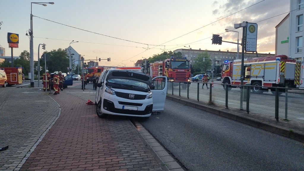 Zahlreiche Rettungskräfte waren am Montagabend, 23. Juni, in der Askanischen Straße im Einsatz.