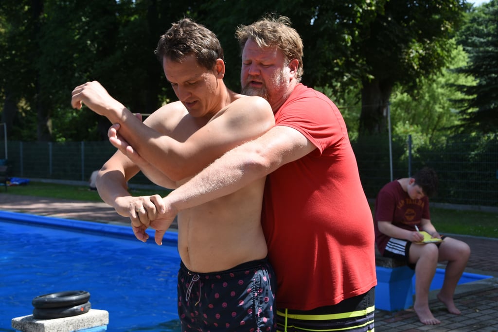 Ausbilder Karsten Mertens junior (links) von der Deutschen Lebensrettungsgesellschaft übte hier mit Benjamin Friesen Rettungsgriffe.