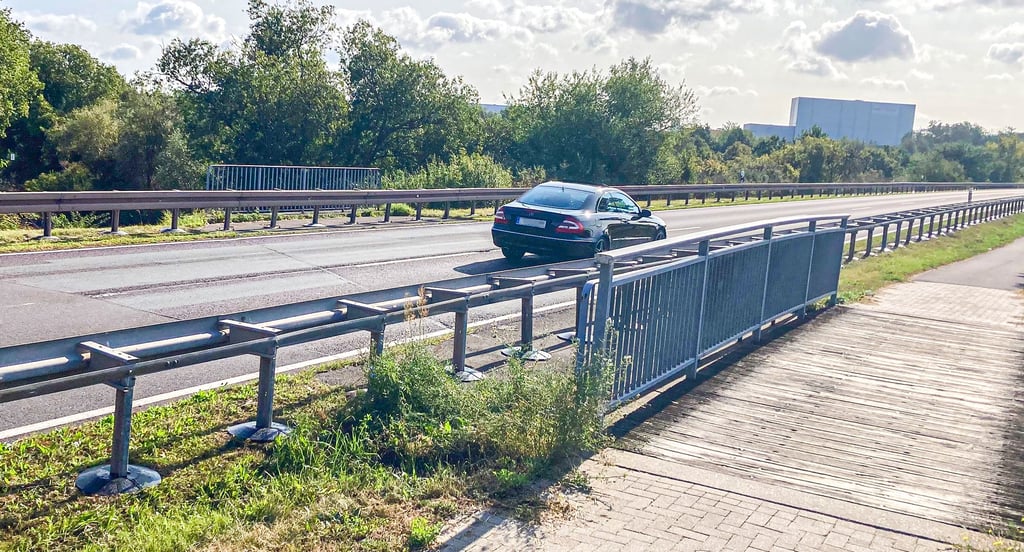 Blick auf die Brücke in der Bundesstraße 246 , die bei Burg über eine Gleisanlage führt.