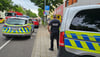 Mehrere Polizei- und Rettungsfahrzeuge waren am Dienstag  in der Merseburger König-Heinrich-Straße unterwegs.