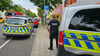 Mehrere Polizei- und Rettungsfahrzeuge waren am Dienstag  in der Merseburger König-Heinrich-Straße unterwegs. Polizei und Rettungskräfte bringen einen randalierenden Mann nach einem Zwischenfall vor einem Seniorenheim in die Psychiatrie.