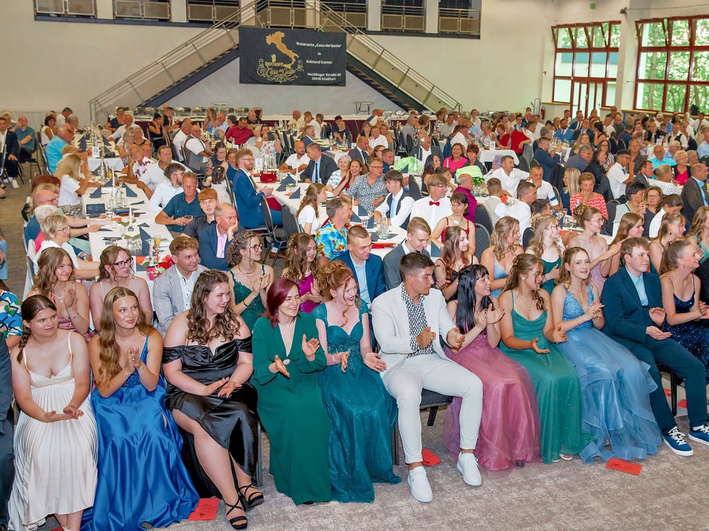 52 Abiturienten des Dr. -Frank-Gymnasiums in Staßfurt warten voller Spannung auf die festliche Überreichung ihrer Abitur-Abschlusszeugnisse.
