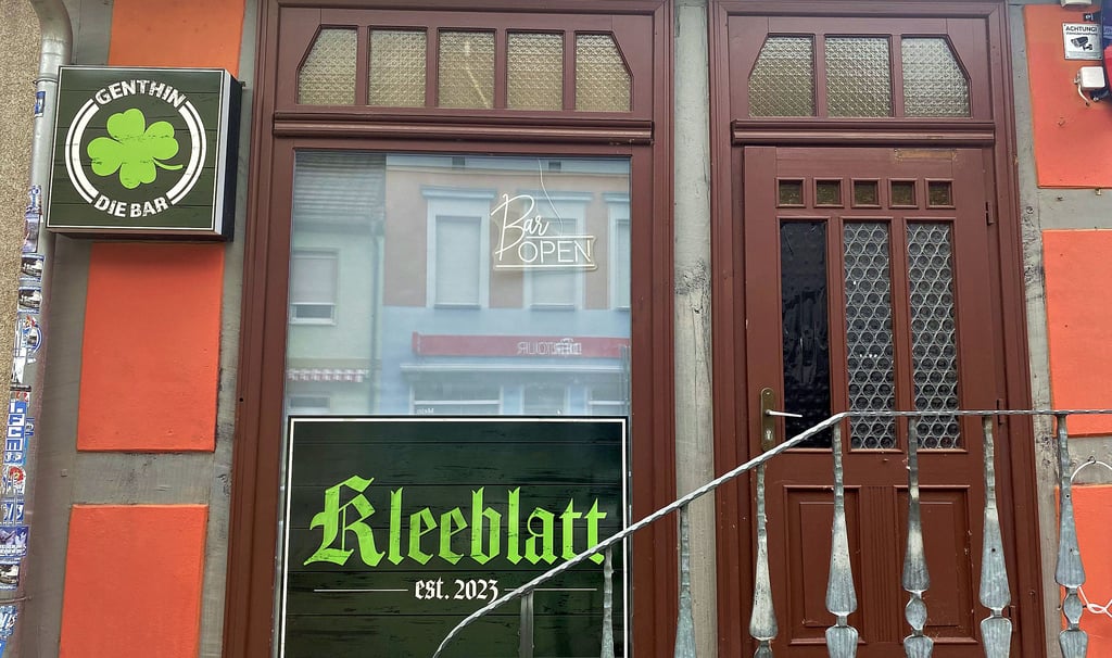 Der Eingangsbereich des „Kleeblatts“: Das Schaufenster ist von innen verhängt und die Öffnungszeiten nicht mehr ersichtlich.