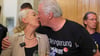 „Compact“-Chefredakteur Jürgen Elsässer und seine Ehefrau Stephanie Elsässer feiern ihren juristischen Erfolg.