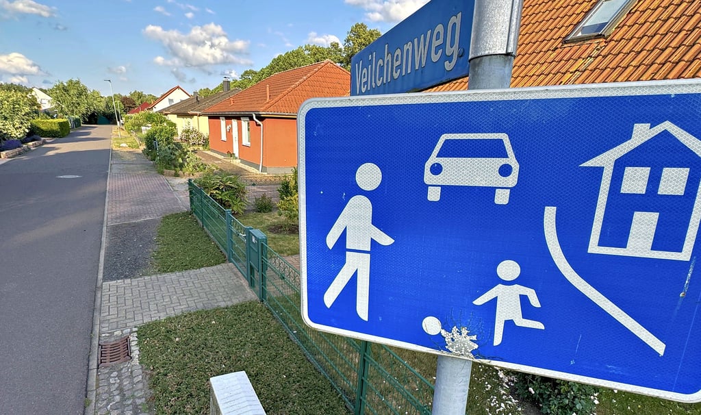 Mit Beginn der verkehrsberuhigten Zone im Veilchenweg in den Pfingstwiesen Möckerm gilt Schrittgeschwindigkeit.