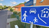 Mit Beginn der verkehrsberuhigten Zone  im Veilchenweg in den Pfingstwiesen Möckerm gilt Schrittgeschwindigkeit.