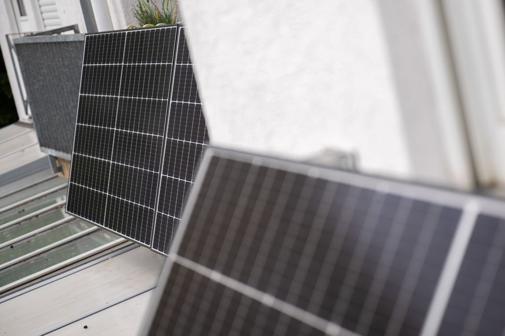 Steckersolargeräte im Aufwind: Die Zahl installierter Balkonkraftwerke in Deutschland hat 2025 die Marke von einer Million geknackt.