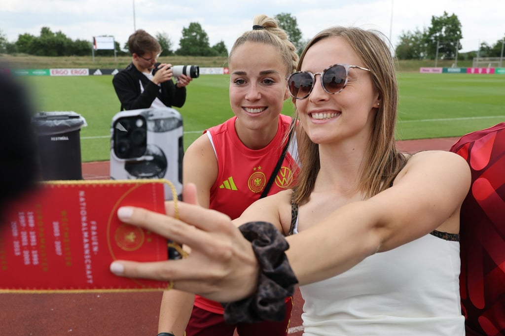 Bei den Fans begehrt für Selfies: DFB-Kapitänin Giulia Gwinn.