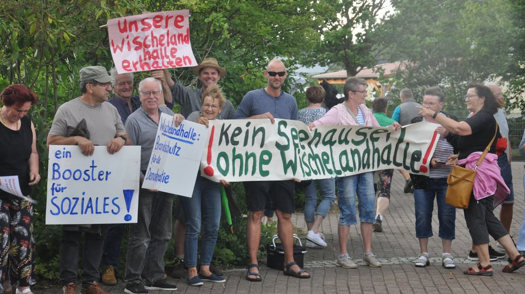 Demonstration für den Erhalt der Wischelandhalle Seehausen am Montag, 23. Juni 2025.