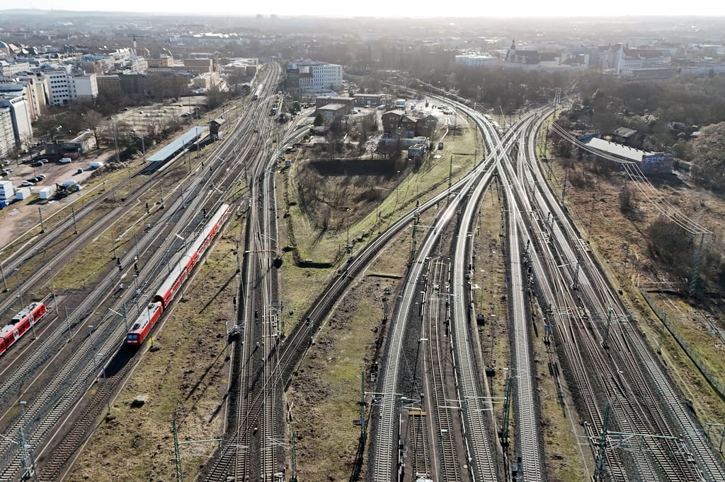 In der kommenden Woche kommt es wegen Modernisierungsmaßnahmen am Bahnknoten Magdeburg zu Einschränkungen auch für den Fernverkehr. (Archivbild)