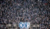 Fans des 1. FC Magdeburg feiern im Stadion. Den Fußballern des Vereins und letzlich auch ein bisschen den Fans wurde jetzt ein kleines Denkmal in Magdeburg gesetzt. 