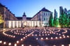 Eine Lichtershow  auf dem Platz vor Schloss Neu-Augustusburg in Weißenfels. In dem Schloss ist das städtische Museum untergebracht.