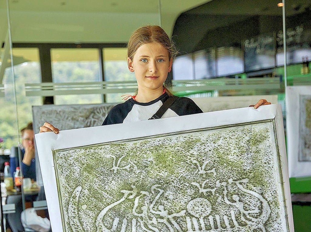 Mit mehreren kreativen Angeboten in den Sommerferien lädt das Besucherzentrum „Arche Nebra“ in Kleinwangen zu einer lehrreichen Zeitreise ein. Hier ist ein mit der Frottagetechnik hergestelltes Bild einer Sonnenbarke zu sehen.