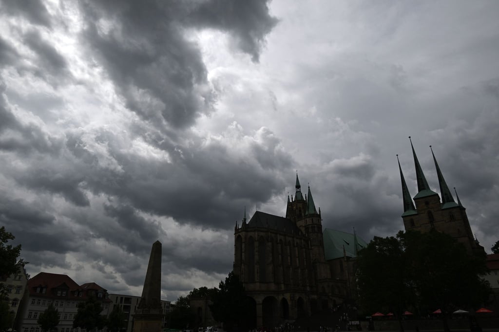Blick auf den Erfurter Domplatz. Nach einem Montag mit starken Unwettern bleibt es am Dienstag wolkig, dafür wird es etwas milder.