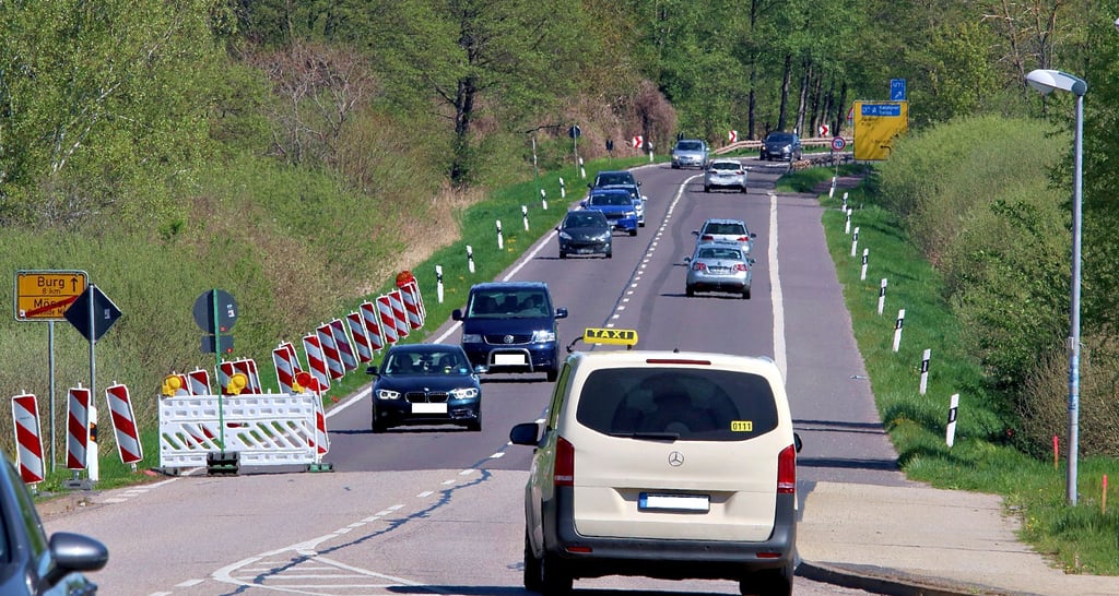 Trotz Sperrung gibt es immer wieder viel Verkehr in Möser, vor allem, wenn auf der Autobahn stockt.