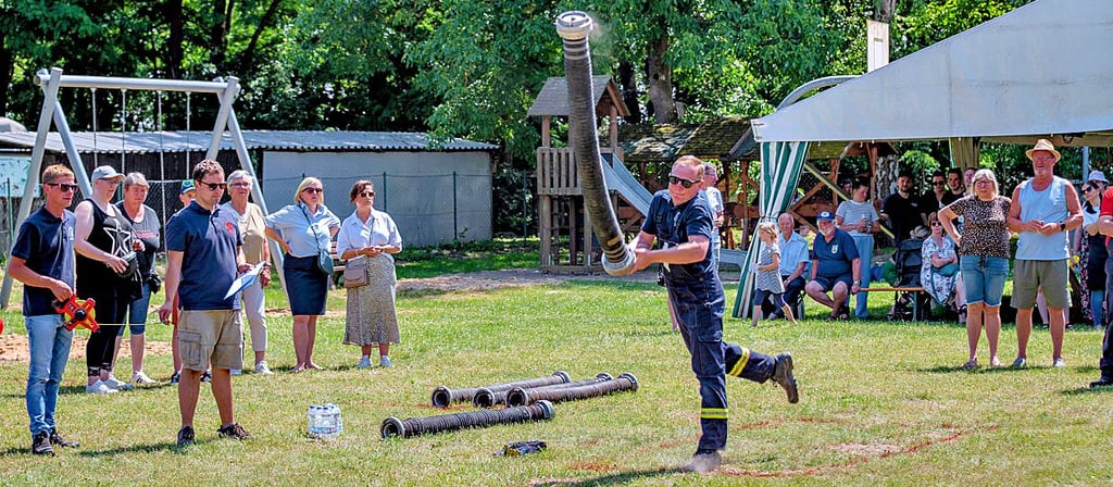 Anstatt Baumstämmen flogen thematisch zum Feuerwehr-Jubiläum Schläuche.