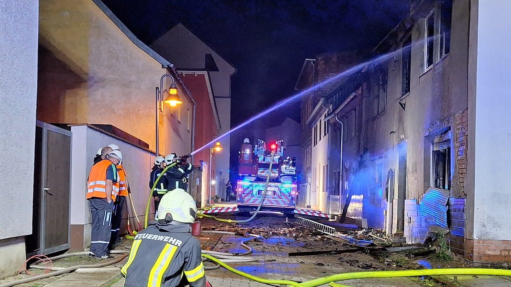 Ein dramatischer Einsatz hat die Feuerwehr und die Polizei in der vergangenen Woche in Atem gehalten: Ein Großbrand wurde in einem Wohnhaus an der Burgstraße gemeldet. Ein Nachbar hatte sofort den Notruf gewählt – eine Entscheidung, die Schlimmeres verhinderte.