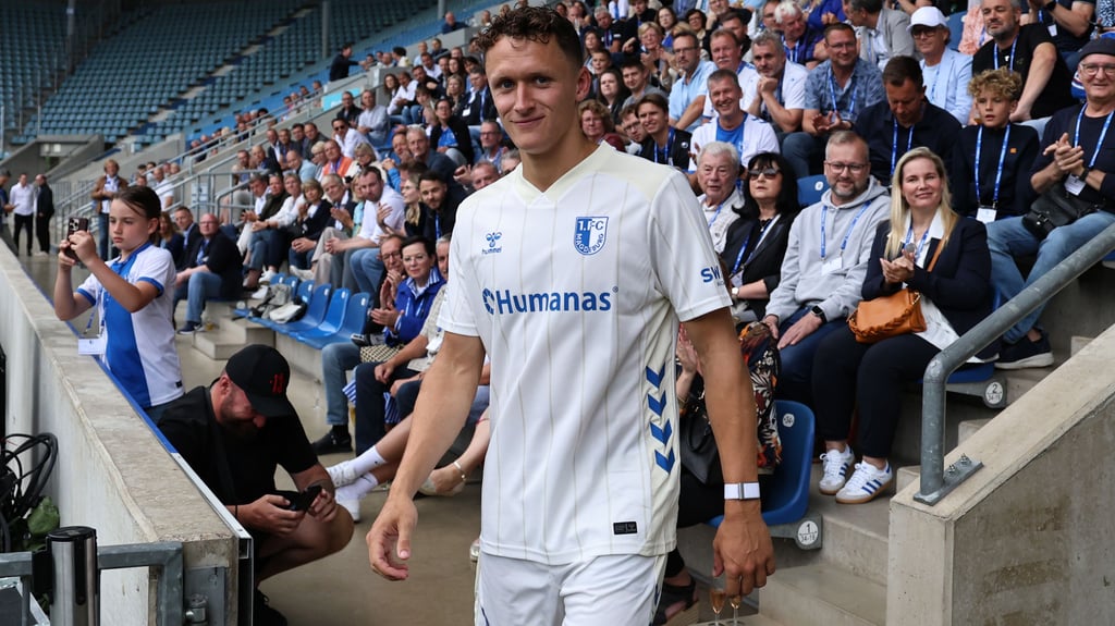 Martijn Kaars trägt es bereits, das neue Auswärtstrikot vom 1. FC Magdeburg für die Saison 2025/26.