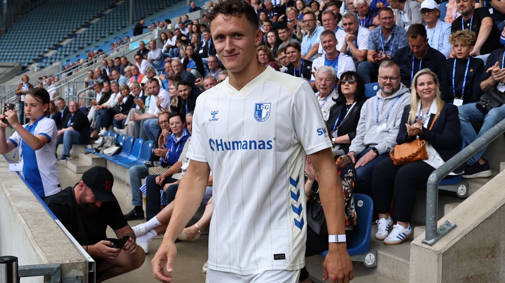 Martijn Kaars trägt es bereits, das neue Auswärtstrikot vom 1. FC Magdeburg für die Saison 2025/26.